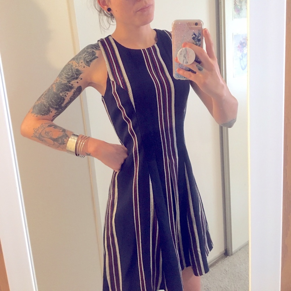Sz Small NWT | Olive and Oak Pleated Dress